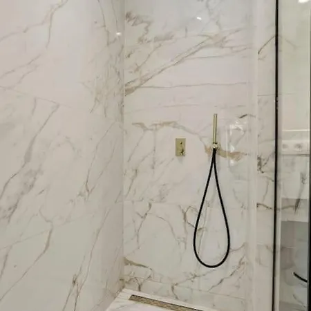 Deluxe 2-br In *